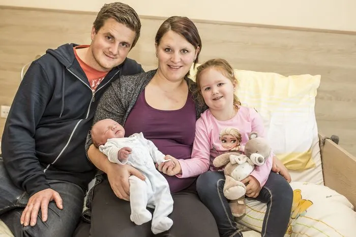 Ebenfalls am Neujahrstag geboren wurde Jakob Martin. Er erblickte um 6.02 Uhr im LKH Wolfsberg das Licht der Welt. Jakob Martin ist 52 Zentimeter groß und 3530 Gramm schwer. Über den Nachwuchs freuen sich Mama Corinna Baumgartner (24) und Papa Martin Tschernigg (27) aus St. Michael/Witra. Stolz auf ihr Brüderchen ist auch die vierjährige Leonie Marie. Sie hielt Jakob Martin fest an der Hand.