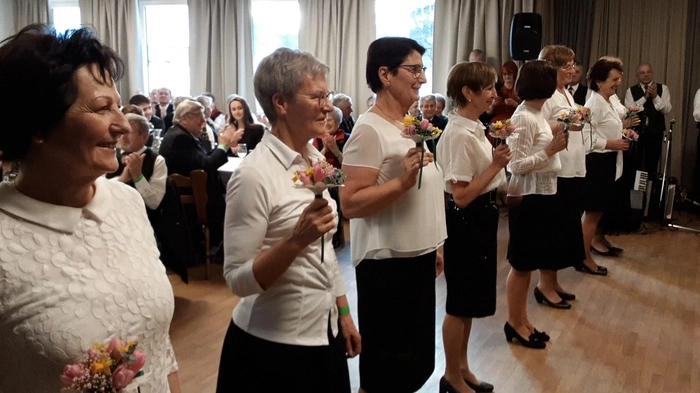 Eröffnet wurde das Ballereignis um Punkt 16 Uhr mit einer Polonaise. Diese gestalteten Frauen der Seniorenbund-Ortsgruppe Oberwölz mit Burschen der Jungen ÖVP Oberwölz.