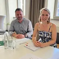 Vizebürgermeisterin Julia Paar leitete die jüngste Gemeinderatssitzung, links am Bild: Stadtrat Daniel Fortmüller (beide ÖVP)