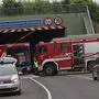 Polizei und Feuerwehr schirmten die Unfallstelle mit ihren Fahrzeugen ab
