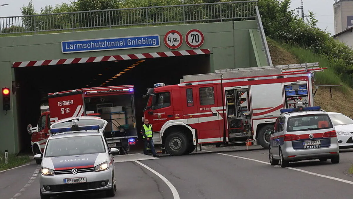 Polizei und Feuerwehr schirmten die Unfallstelle mit ihren Fahrzeugen ab