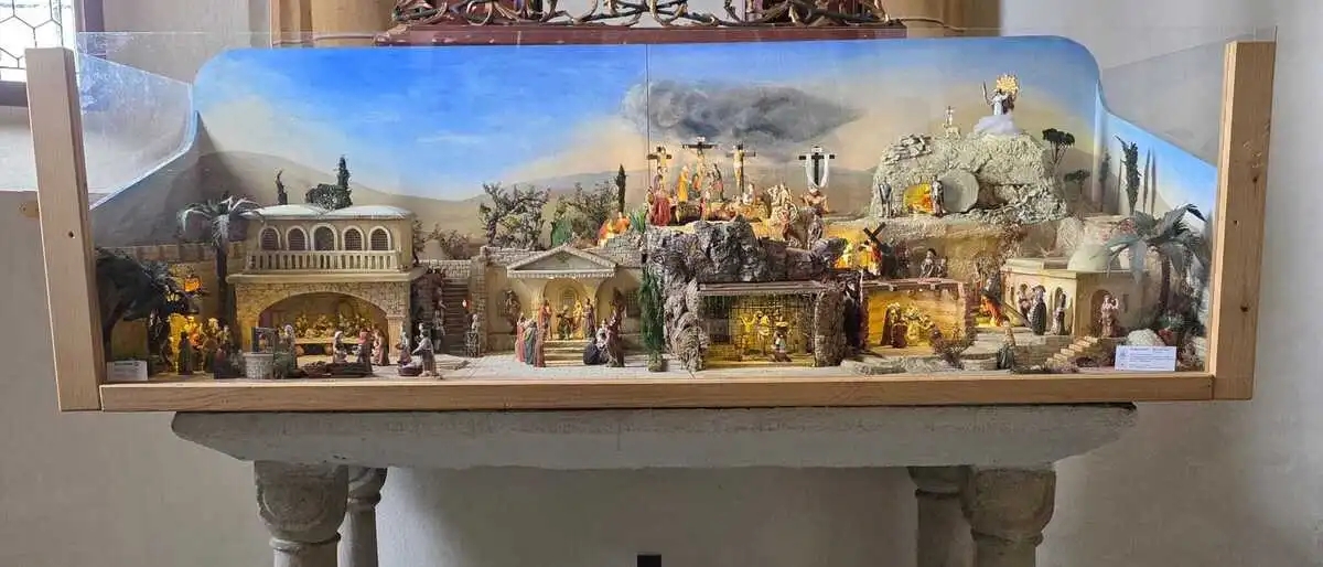 Am Bild ist eine etwa zwei Meter große Fastenkrippe in der Stadtpfarrkirche in Feldkirchen zu sehen. 