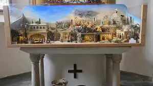 Am Bild ist eine etwa zwei Meter große Fastenkrippe in der Stadtpfarrkirche in Feldkirchen zu sehen. 
