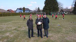 Ein Bild aus besseren Tagen: LAZ-Leiter Franz Stradner mit Bürgermeister Engelbert Huber und Wolfgang Maier vom Steirischen Fußballverband in Mooskirchen
