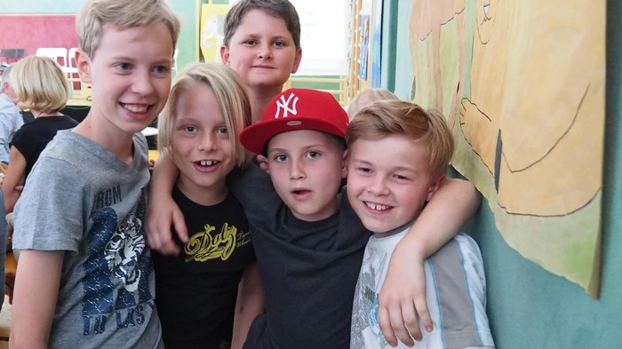 Mit tollem Lesestoff starten die Schüler der Moosburger Volksschule Tigring in die Ferien. Die 76 Kinder der vier Klassen schrieben alle gemeinsam ihr eigenes Buch. Sie zeichneten und sangen ein selbst komponiertes Lied, das dem Buch " Ein Vogel namens Strauß " als CD beiliegt. Bei der Präsentation traten die Kinder gemeinsam mit der Singgemeinschaft Tigring auf. Das Buch erzählt von einem afrikanischen Vogel, der in Afrika ein österreichisches Mädchen trifft. Er besucht Österreich, um als Sänger und Tänzer Karriere zu machen und landet natürlich in Tigring.