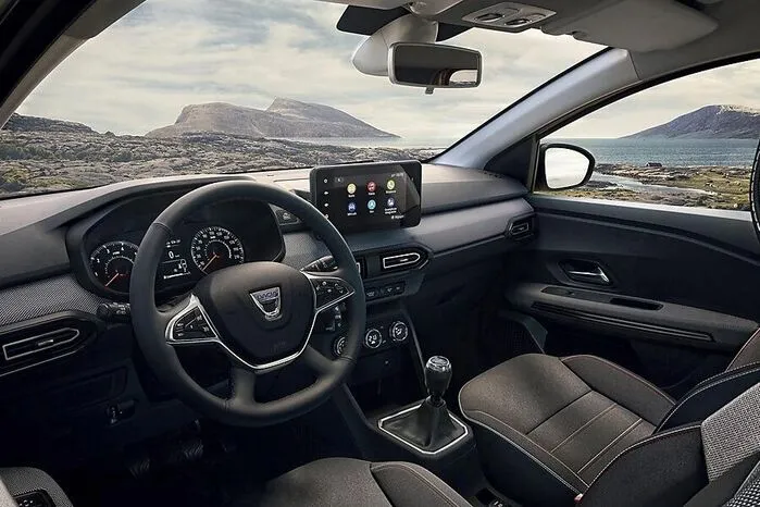 Im Cockpit treffen wir je nach Ausstattungsvariante auf Displays verschiedener Größen. Die mit der Dachreling kombinierten Träger können bei einer Dachlast bis 80 Kilo verschiedenste Utensilien tragen, von Ski und Fahrrädern bis zur Dachbox. 