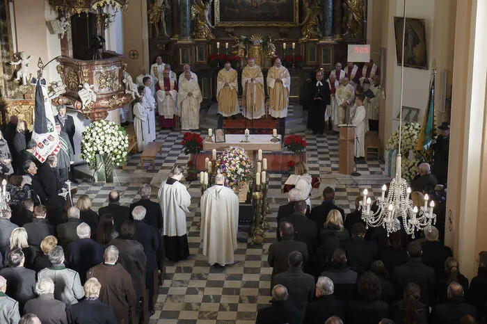 In seiner Heimatkirche - in Graz-St. Veit wurde gestern für Josef Krainer die Seelenmesse gelesen. Schon im Vorfeld kamen Hunderte Steirer vor die Kirche in Andritz.