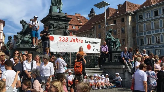 Impressionen vom Flashmob der Ursulinen am Hauptplatz. Klicken Sie sich durch die Bilder!