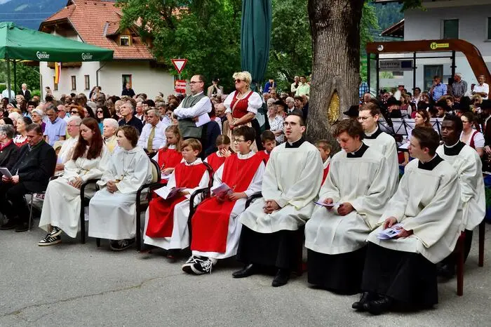 Die Pfarrkirche in Rattendorf hätte niemals die vielen Hundert Gläubigen fassen können, vor dem am Kirchplatz geparkten Altar auf Rädern war hingegen für alle Platz.