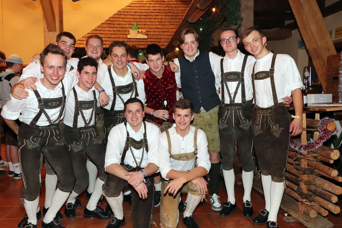 Anschließenden waren die Schuhplattler der LJ Rennweg unter dem Manager Elias Peitler dran. Sie plattelten „Reit im Winkel“, „Hirtabua“, „Schneewalzer“ und „Durchschmeiser“. 
