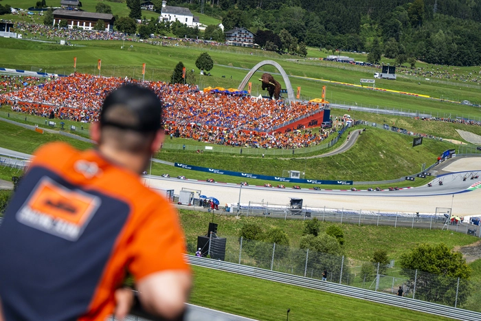 Auf der Tribüne ist weniger Mitgenommenes mehr