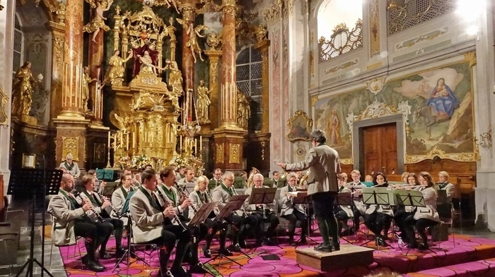 Die Weizbergkirche war erfüllt von den wunderbaren Klängen der Elin Stadtkapelle.