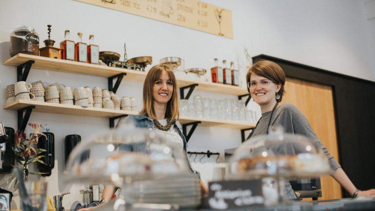 Sarah Reindl (rechts) vom Institut für Nachhaltiges Wirtschaften hat gemeinsam mit Verena Kassar die Greißlerei  &quot;Das Gramm&quot; gegründet