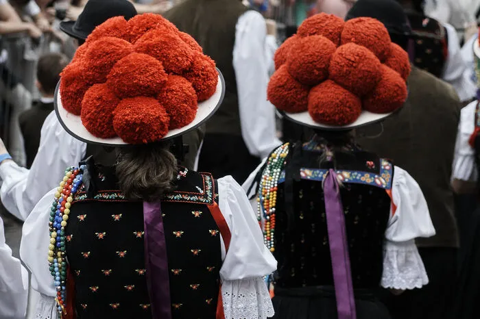 Streng genommen nicht aus dem Hochschwarzwald, sondern dem Nordschwarzwald, stammen die berühmten Trachten: Die Bollenhüte tragen unverheiratete Frauen mit roten „Bollen“, verheiratete mit schwarzen.