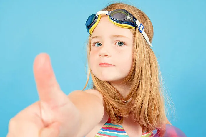 Die Daumen-hoch-Geste ist in Österreich unmissverständlich ein Ausdruck von Anerkennung und Freude. Und welcher Urlauber hat nicht schon einmal vor einer Sehenswürdigkeit posiert und für ein Erinnerungsfoto „thumbs-up“ gegeben. Doch wer sich in Afghanistan, Iran oder dem Irak aufhält, sollte die Geste äußerst sparsam einsetzen, hier kommt sie nämlich einer üblen Beschimpfung gleich.