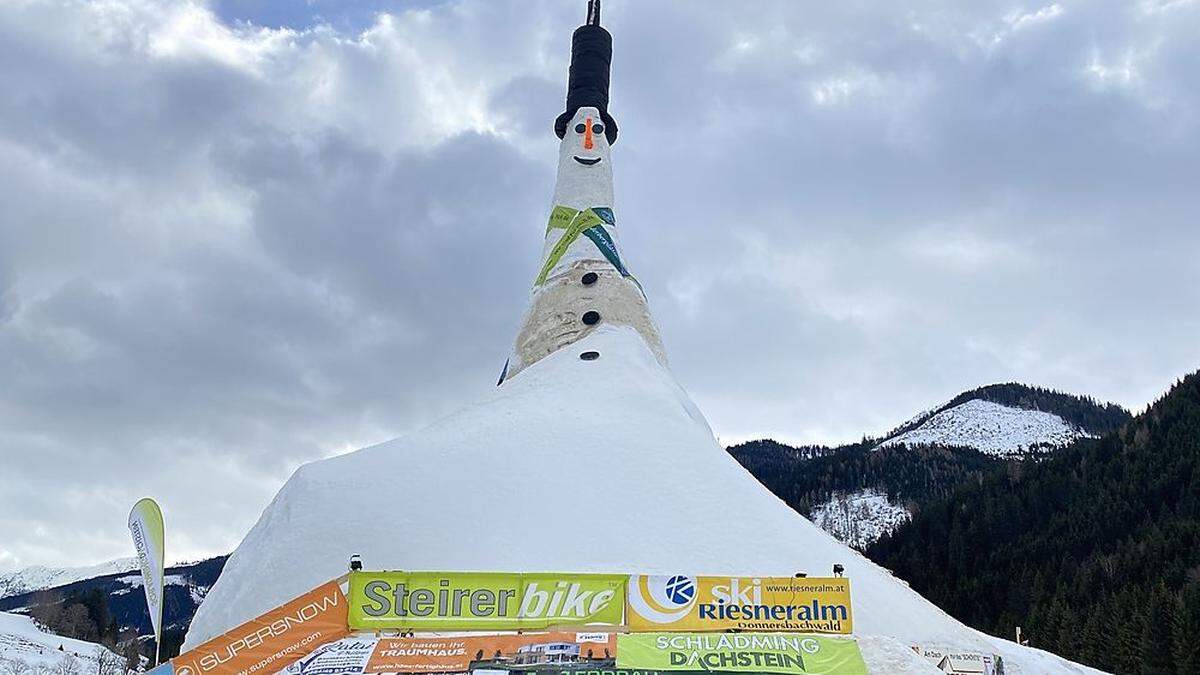 Der riesige Schneemann in Donnersbachwald lächelt freundlich 	 