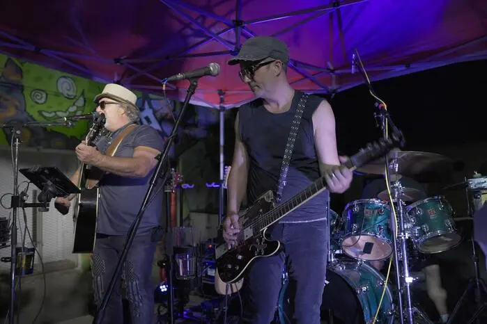 Musikalisch eingeläutet wurde der Nachmittag von den „Partylöwen“. Das Highlight des Tages folgte bei Einbruch der Dunkelheit: Ab 19 Uhr eroberte die Murtaler Band „Racoon“ die Bühne. 