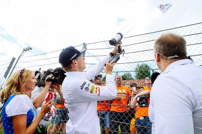 Max Verstappen, der heute leider ein kurzes Rennen gefahren ist, beglückte seine Fans mit Gratis-Shirts