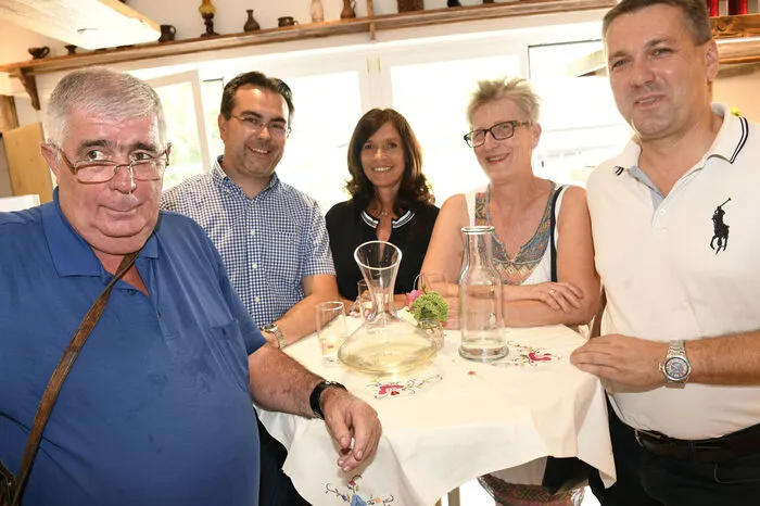 Gemeinderat Wolfgang Kofler, Gemeinderat Roland Mathiesl, Petronilla Pirih, Gemeinderätin Barbara Samobor und Vizebürgermeister Andreas Unterrieder (von links)