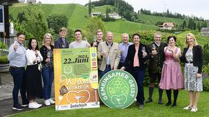 Sind stolz auf den gemeinsamen Leutschacher Geist: Bürgermeister Erich Plasch (6. v. r.) mit einigen am Weinkulinarium Mitwirkenden