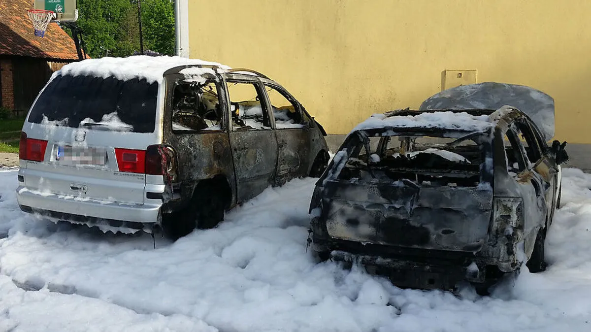 Zwei Autos brannten aus, die Feuerwehr konnte aber ein Übergreifen der Flammen auf das Gebäude verhindern