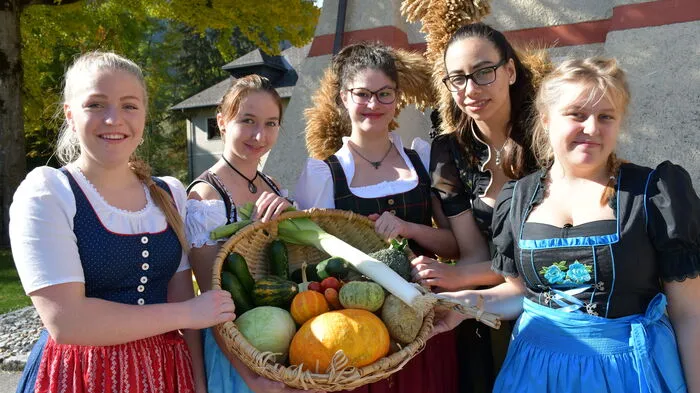 Die Schülerinnen Tanja Gritzner, Natalie Weidlich, Marlene Rosenauer, Johanna Erlacher und Natalie Klemens feierten 100 Jahre Fachschule Drauhofen mit.