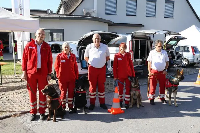 Für besondere Begeisterung sorgten die Vorführungen der Suchhundestaffel.