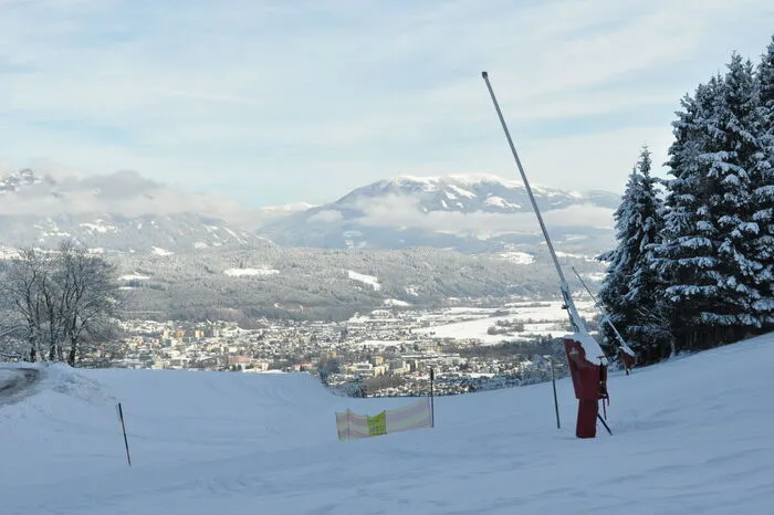 Direkt an der Marhube vorbei führt die Nordabfahrt vom Goldeck mit Ausblick auf Spittal.