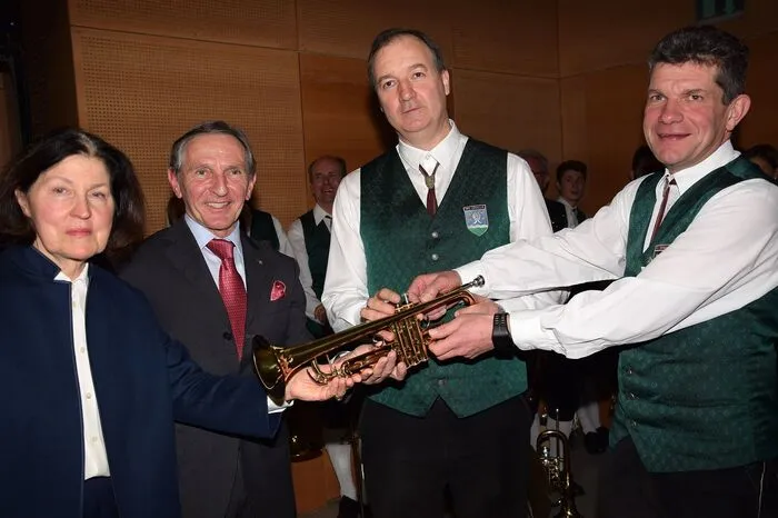 Den Ehrenamtlichen in den Vereinen sprach der Bürgermeister großes Lob aus, wobei er die heimische Musikkapelle, die beim Bundesmarschbewerb den 4. Platz erreicht hatte, mit der Überreichung des silbernen Gemeindetellers auszeichnete. Das Unternehmerpaar Johann und Renate Hierzer sponsorte eine neue Trompete, die Musiker Peter Haas entgegennahm.