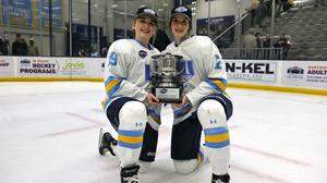 Lisa Schröfl (links) und Emma Mörtl feiern in den USA erste Erfolge im College-Eishockey