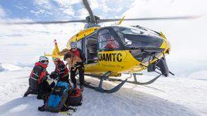 Die Mitglieder der Lawinen- und Suchhundestaffel der steirischen Bergrettung trainierten gemeinsam mit ÖAMTC-Hubschraubercrew auf der Tauplitzalm