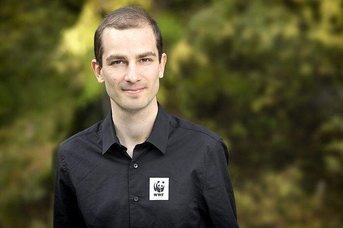 Simon Pories, geboren in Wien, ist Bodenschutzsprecher der Umweltorganisation WWF. Er studiert Raumordnung an der TU Wien und engagierte sich bei der Klimabewegung Fridays for Future.