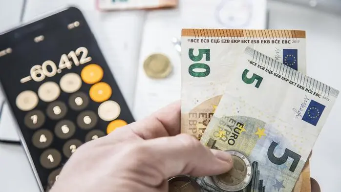Geld und ein Taschenrechner