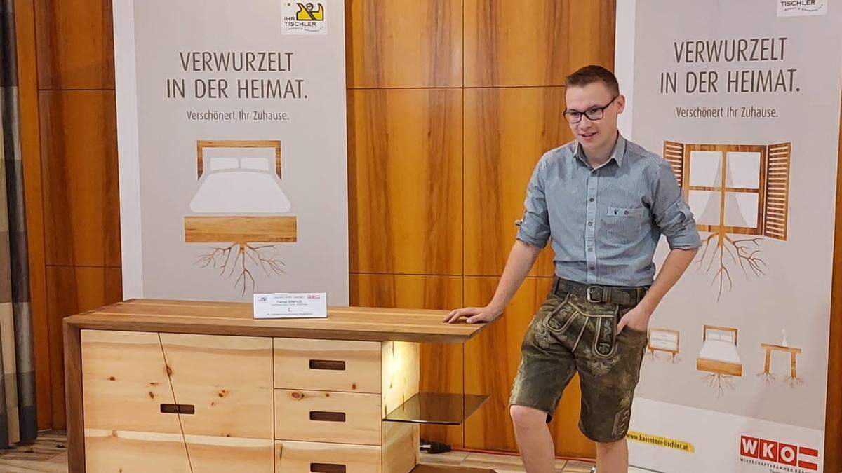 Florian Dörfler mit seinem Möbelstück der Lehrabschlussprüfung im Vorjahr