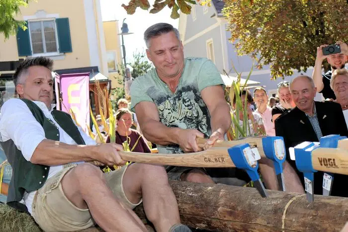Abgerundet wurde das Winzerfest mit Kutschenfahrten, einer Oldtimer-Traktoren-Ausstellung, und einer Verlosung von einer Palette mit 1000 (!) Flaschen Mischungen der Winzer.