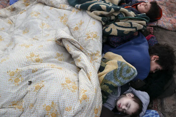 Bei der Mehrheit der Österreicher stößt die harte Haltung der Kanzlerpartei auf Zustimmung. Der Umfrage (500 Befragte) zufolge sind 61 Prozent dagegen, dass Österreich mit anderen EU-Ländern Flüchtlinge aufnimmt, um die Situation an der griechischen Grenze zu entlasten.