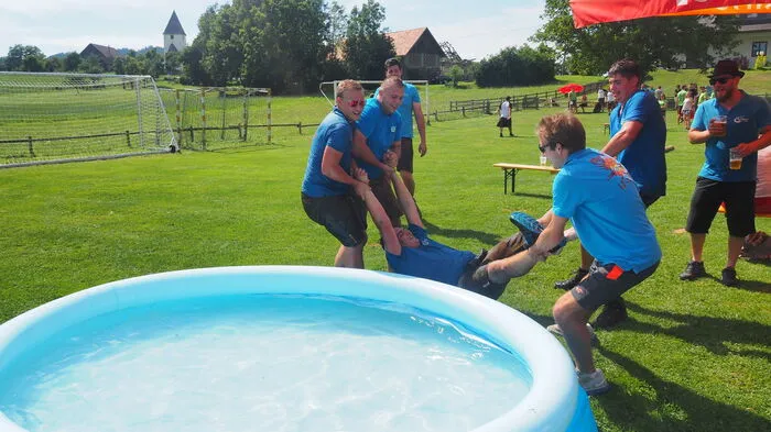 Wasserspiele standen Samstag am Nachmittag bei den High Land Games ganz hoch im Kurs. Zum dritten Mal lud die Landjugend Ponfeld zum Spielenachmittag mit angehängter Landjugend-Disco. In St. Peter am Bichl hinter Karnburg landeten einige im Kinderplanschbecken. Beim Luftballonspiel war engster Körperkontakt gefragt. Beim Aufprall der Spieleteilnehmer platzen die mit Wasser gefüllten Ballons.