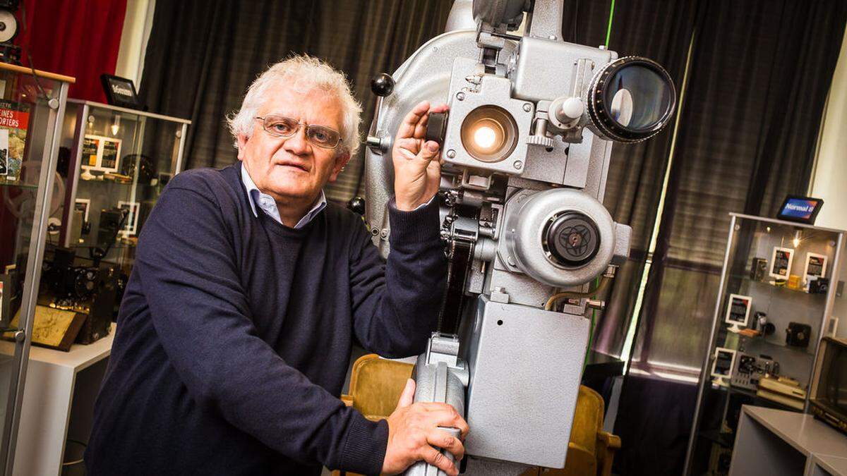 Klaus Pertl mit einem Projektor im Kinomuseum