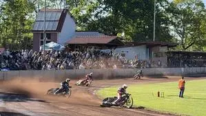 Beim Speedway-Rennen gaben die Fahrer wieder ordentlich  Gas