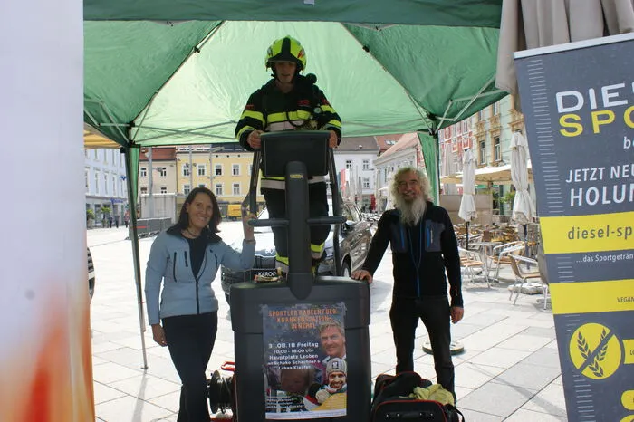 Berufsfeuerwehrmann Manuel Gössler wagt im Rahmen der Charity-Aktion einen österreichischen Rekordversuch im Treppensteigen.
