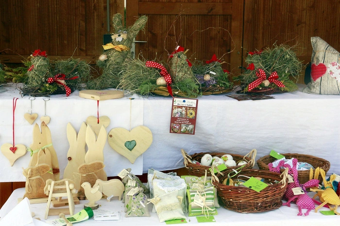 ... Türkränze, Dekorations- und Geschenksartikel rund um das Osterfest.