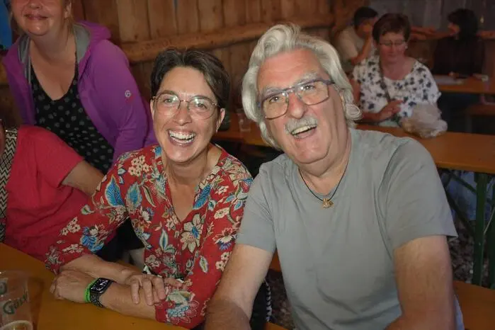 Mit dem Einzug der Dunkelheit übernahm die Liveband „Die Ersthelfer“ die Bühne und heizte dem Publikum ordentlich ein. 