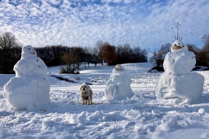 Jetzt ist die Schneemann-Familie von Leser-Reporterin Barbara Glaszner aus St. Marein komplett.  Mit Hund Gina hat sie beim Spaziergang diese Schneefamilie entdeckt.