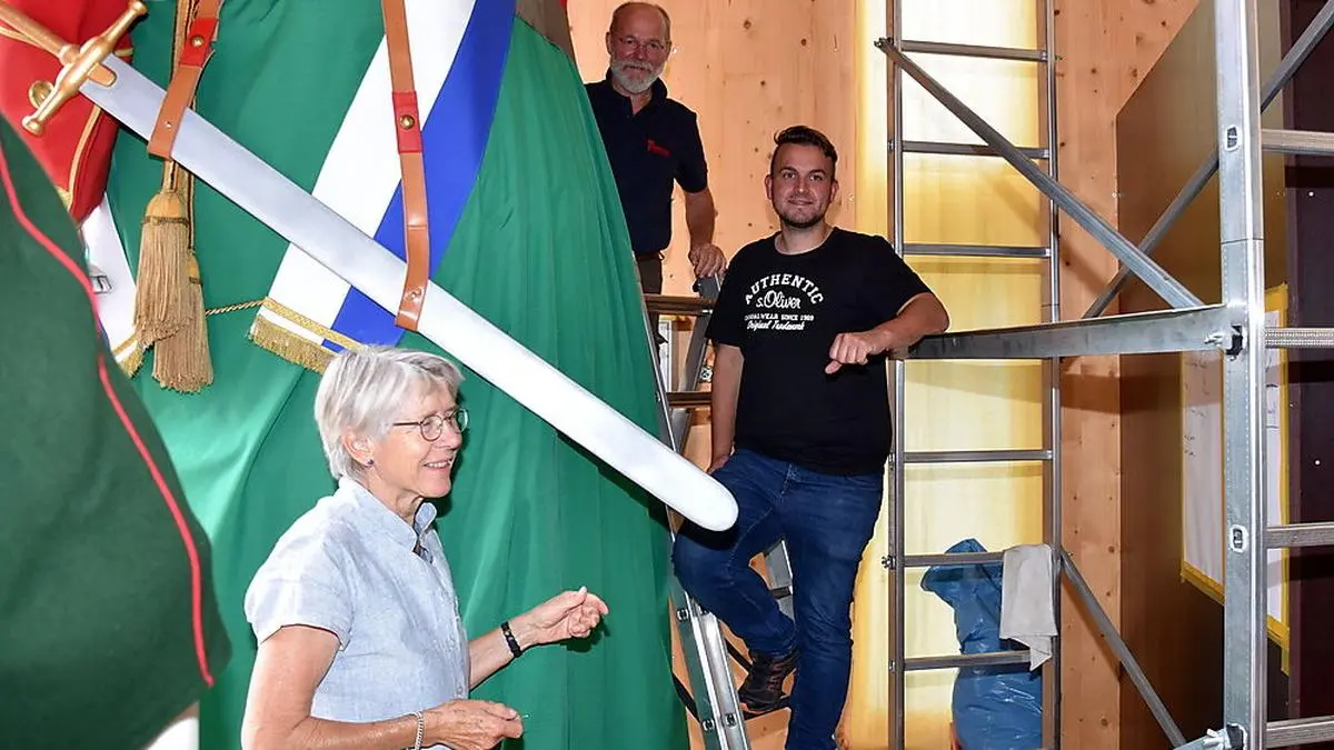 Bei Auftauchen der Fotografen am Donnerstagnachmittag weigerte sich der Samson sein Gesicht zu zeigen, im Bild Natalie mit Jörg Fries und Kommandant Christoph Knapp.