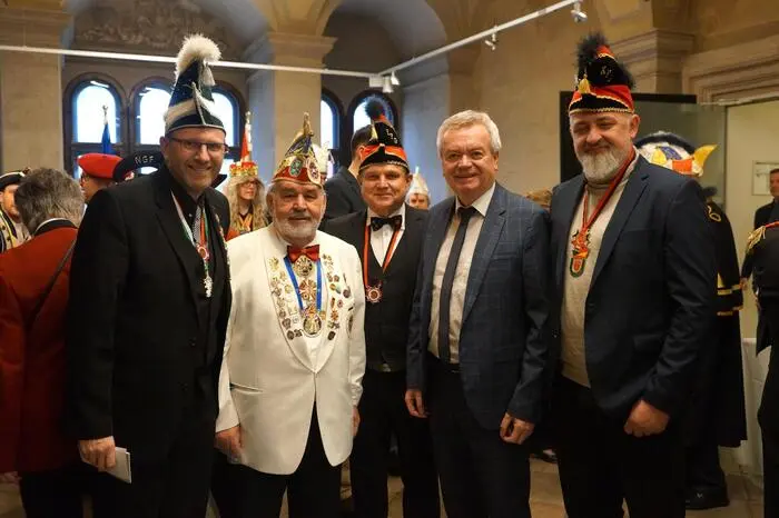 Daher besuchten Abordnungen der steirischen Faschingsgilden im Steinernen Saal des Landhauses in Graz am 6. Februar die steirische Landesregierung, wobei Landeshauptmann Christopher Drexler zwölf steirische Gilden mit ihrem Landespräsidenten Mario Krenn (l.) und „Bund Österreichischer Faschingsgilden“-Präsident Ernst Kranawetter (2. v. l.) willkommen hieß.