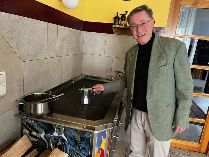 Den starken Espresso kocht der Stadtpfarrer für seinen Gast persönlich