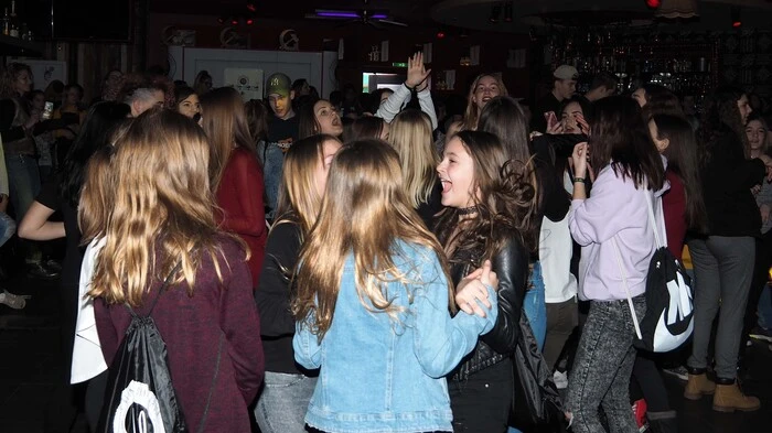 In der  Klagenfurter  Großdisco Bollwerk tanzten am Samstagnachmittag Kinder und Jugendliche ab 10 Jahren. Auf ihrer österreichweiten Tour zur Nichtraucheroffensive schaute das YOLO-Team wie im Vorjahr auch wieder in Kärnten vorbei, um alle zum Nichtrauchen zu motivieren.