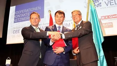 Wirtschaftsreferent Christian Benger, der Gouverneur von Südkasachstan Darkhan Satybaldy und Landeshauptmann Peter Kaiser haben einen Kooperationsvertrag unterzeichnet
