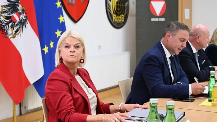 Ministerin Klaudia Tanner (ÖVP), Vizekanzler Andreas Babler (SPÖ), Bundeskanzler Christian Stocker (ÖVP)