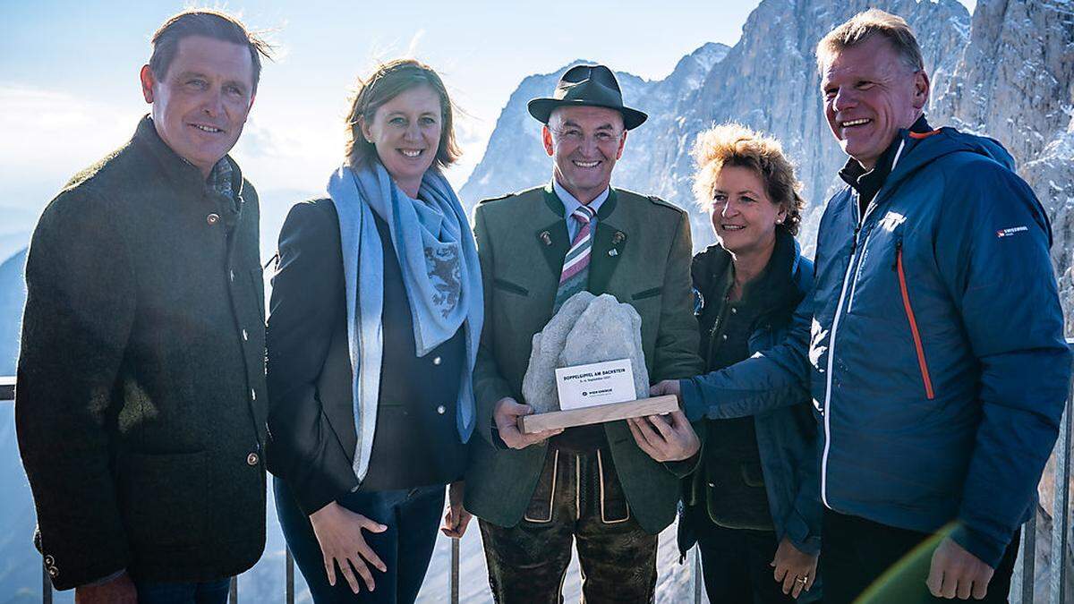 Gipfeltreffen am Dachstein:  STR Peter Hanke (Stadt Wien), LR Barbara Eibinger-Wiedl (Land Steiermark), BGM Ernst Fischauer (Ramsau), LR Ursula Lackner (Land Steiermark), Michael Strebl (GF Wien Energie) (v.l.n.r.)  